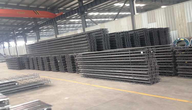 1775693739100948.jpg 桁架楼承板成品堆放.JPG